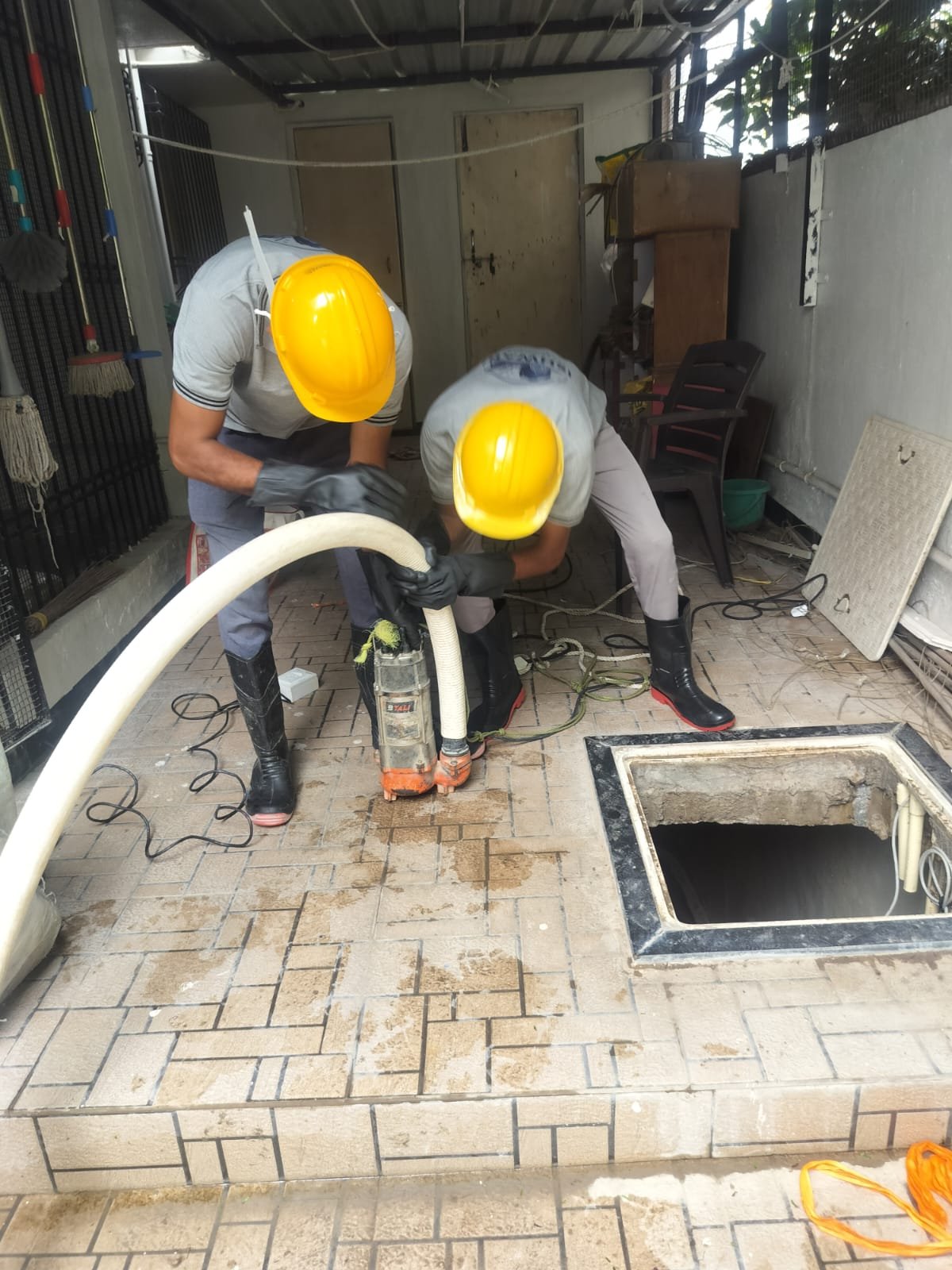 Waste-water extraction during tank cleaning